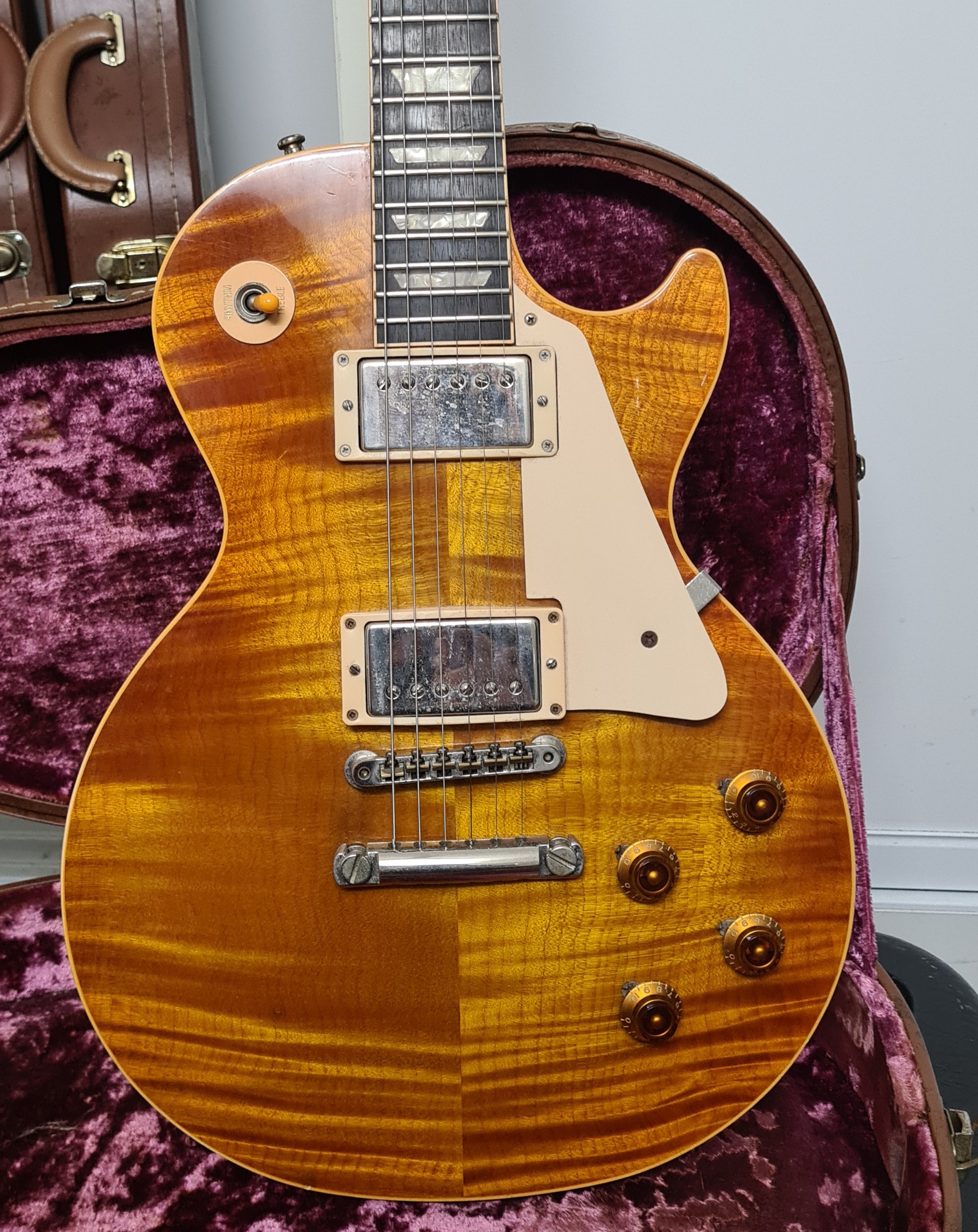 Gibson 2007 R9 Front Figure Angle Pic